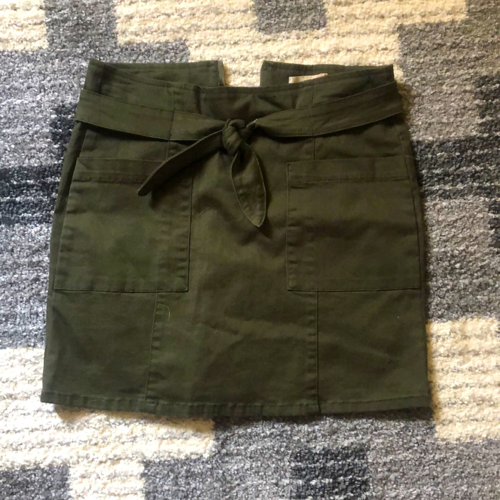 Thick material green skirt with cute tie in front